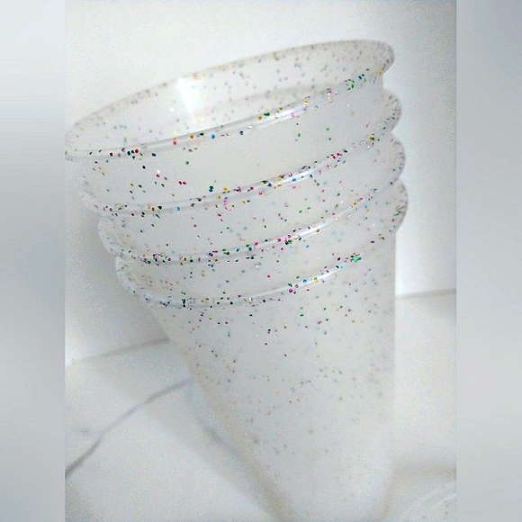 New w/o Box 4 - 24oz. Plastic Reusable Cups With Lids - Frost w/Rainbow Speckles - Picture 3 of 4